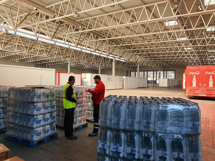 Botellas de agua donadas al hospital de campaña de la Feria de Valladolid.