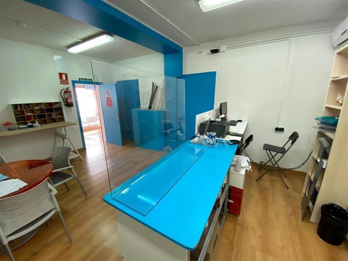 Mampara de policarbonato instalada en edificios judiciales para evitar transmisiones de coronavirus.