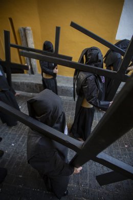 Procesión de la Hermandad de Los Estudiantes a su paso por la Calle Almirantazgo.
