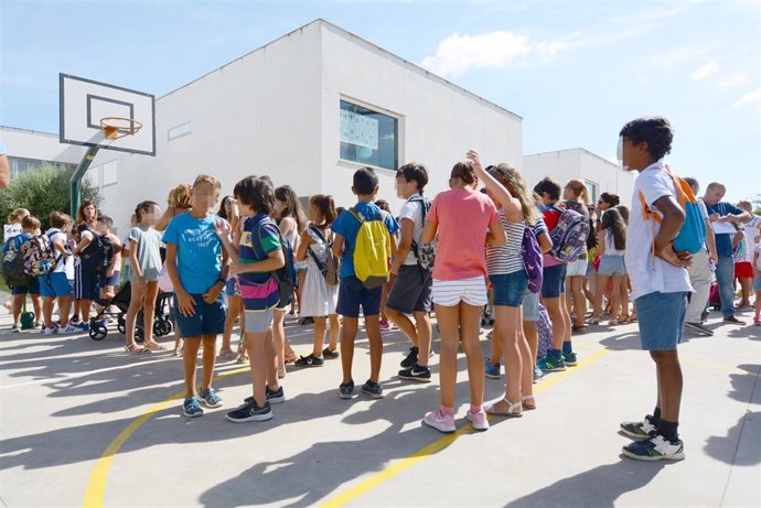 Escolares de la localidad sevillana de Tomares, el año pasado al comenzar el curso.