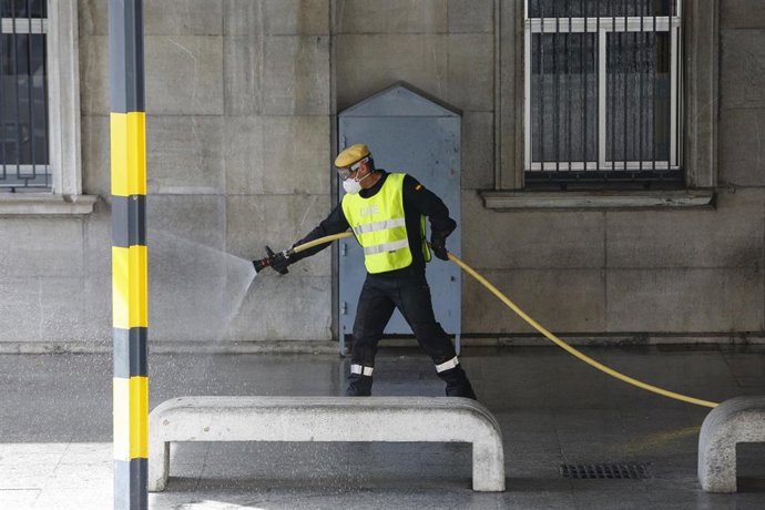 Un miembro de la UME desinfectando el hospital Virgen de las Nieves. Granada a 22 de marzo del 2020