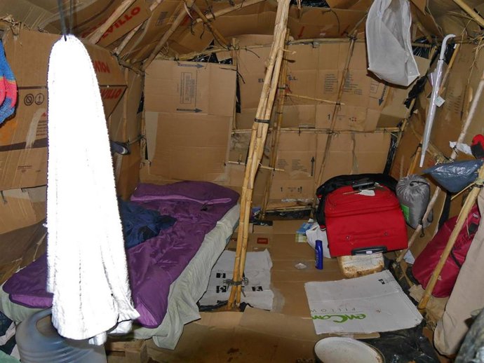 Imagen del interior de una chabola de un asentamiento chabolita de la provincia de Huelva