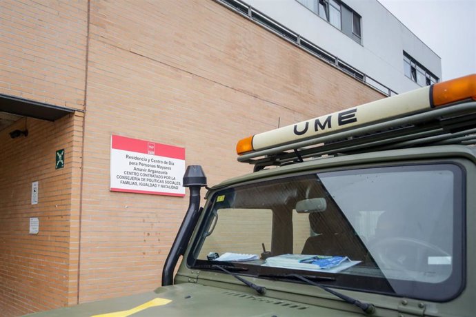 Un camión de la UME aparcado en las inmediaciones de la Residencia de Mayores Amavir Arganzuela ubicada en Embajadores (Madrid) donde los militares van a efectuar tareas de desinfección y con ello evitar la progación del coronavirus en los centros de ma