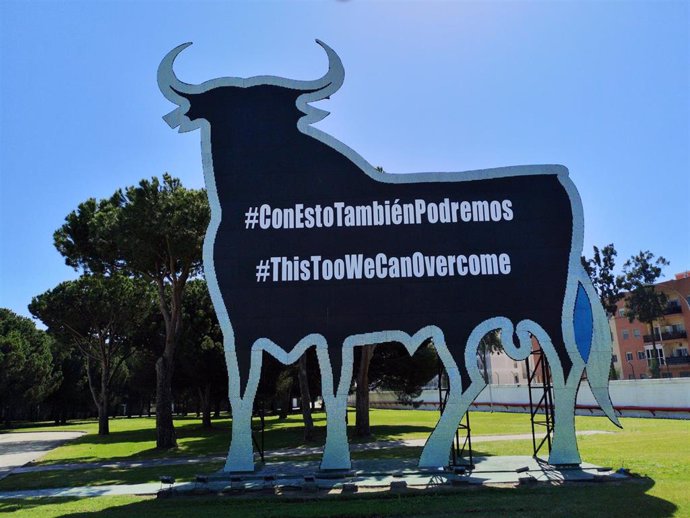 Osborne rotula con mensaje de ánimo su icónico Toro en el Puerto de Santa María (Cádiz)