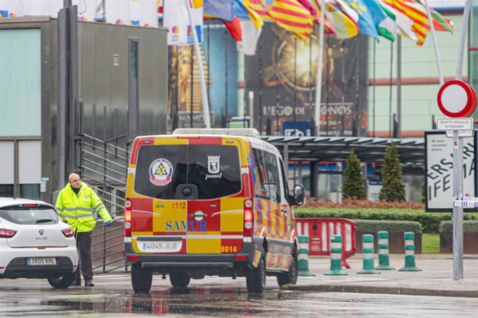 Entrada de una ambulancia al Ifema, en el marco del traslado de material médico al recinto, donde se está construyendo un hospital provisional, en Madrid (España) a 21 de marzo de 2020.