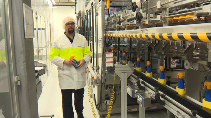 La fábrica de Nivea en Tres Cantos (Madrid) produce y dona 5.000 botellas diarias de soluciones hidroalcohólicas