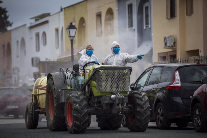 Agricultores aportan sus tractores y maquinaria para fumigar las calles de La Algaba
