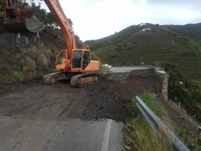 Obras de emergencia en la carretera entre El Borge y Almáchar (Málaga) hundida tras las lluvias