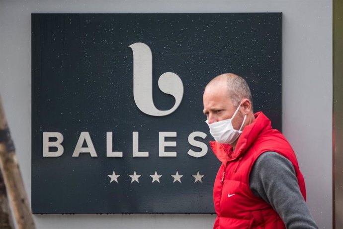 Un hombre protegido con mascarilla entra por la puerta de la Residencia para Mayores Ballesol Mirasierra 