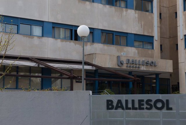 Fachada de la Residencia para Mayores Ballesol Mirasierra donde más de una decena de ancianos han fallecido en los últimos tres días