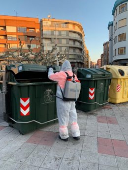Limpieza en una de las calles de León durante el estado de alarma.