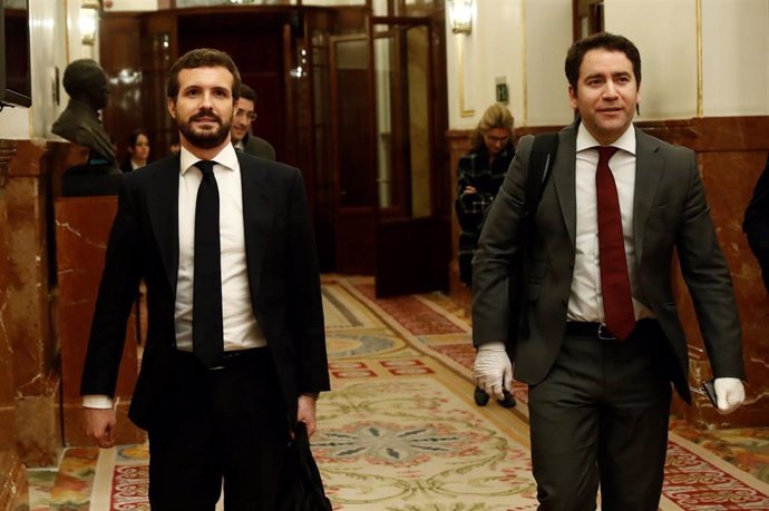 El presidente del PP, Pablo Casado, y el secretario general, Teodoro García Egea, abandonan el Congreso de los Diputados tras el debate de la prórroga del estado de alarma. En Madrid (España), a 25 de marzo de 2020.