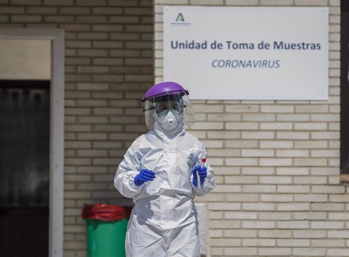 Un sanitario durante las de recogidas de muestras a personas  desde su propio coche para detectar casos de coronavirus, (Covid-19), en el Hospital Militar de Sevilla, (Andalucía, España), a 23 de marzo del 2020.