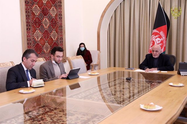 Ashraf Ghani en una reunión con miembros de su Gobierno