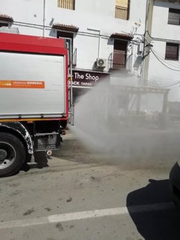 Camiones del consorcio Provincial de Bomberos de Málaga efectúan tareas de limpieza.