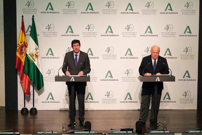 El vicepresidente de la Junta y consejero de Turismo, Regeneración, Justicia y Administración Local, Juan Marín, y el consejero de Salud y Familias, Jesús Aguirre, en rueda de prensa este viernes.
