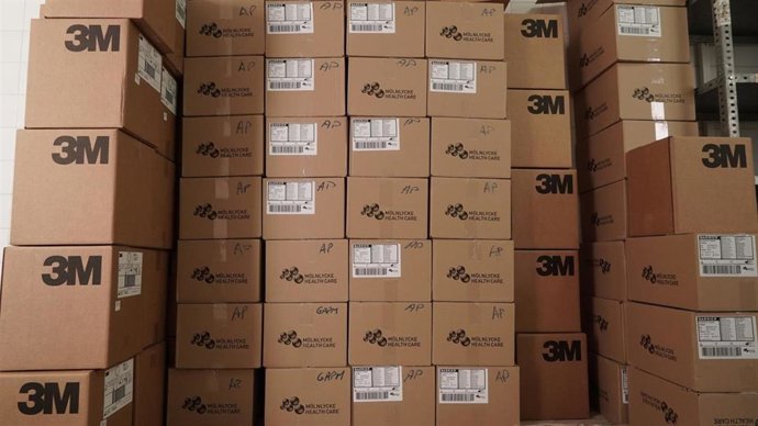 Cajas de mascarillas recibidas en Baleares para frenar el contagio del coronavirus.