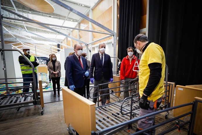 Javier Lambán y Jorge Azcón visitan las instalaciones del Auditorio de Zaragoza donde se están instalando un hospital de campaña frente al COVID-19.