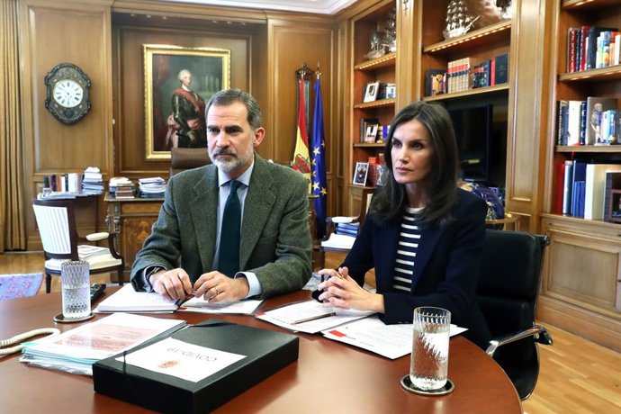 Los Reyes mantienen una videoconferencia con el presidente de Mercadona, Juan Roig, y parte de su equipo directivo. Roig ha destacado el valor de la cadena agroalimentaria, en la que trabajan diariamente 2,5 millones de personas.