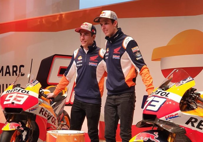 Marc Márquez posa junto a su hermano Álex