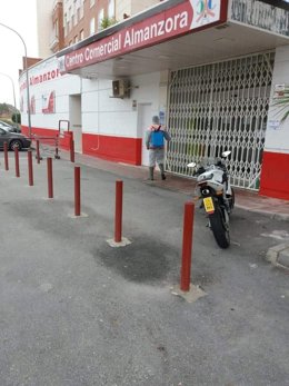 Un operario del Ayuntamiento de Olula del Río en labores de desinfección