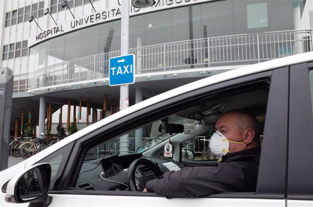 Un taxista aparca al lado del Hospital Universitario Miguel Servet en el estado de alarma