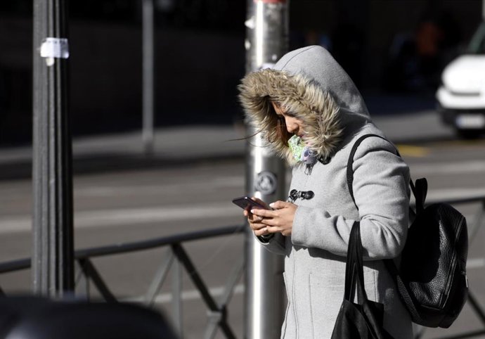 Una mujer camina por Madrid con la presencia de la borrasca Jorge que desde el sábado se hace notar en la península dejando rachas muy fuertes de viento, lluvias y un frente frío, en Madrid (España), a 2 de marzo de 2020.