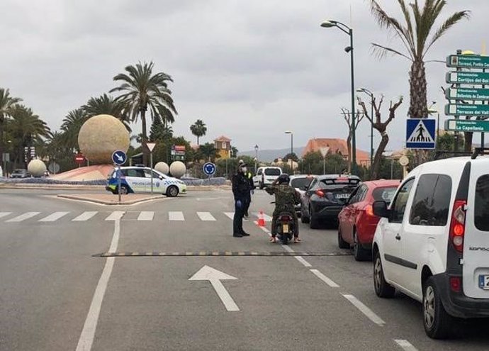 La Policía Local de Alhaurín de la Torre (Málaga) en un control sobre el estado de alarma