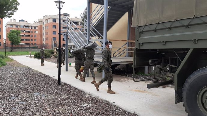 Los soldados montando el operativo en la residencia en Sabadell