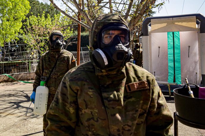 Militars del Regiment de Defensa NBQ Valncia 1 Paterna recullen material per desinfectar diverses installacions.