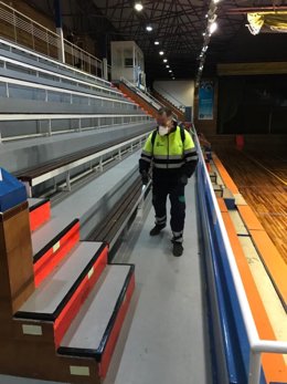 Imagen de la desinfección del polideportivo Andrés Estrada de Huelva
