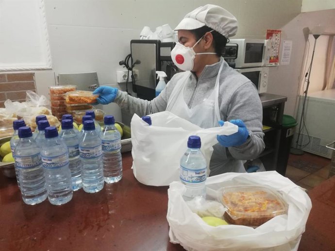 La Fundació Formació i Treball ofereix diriament un servei alimentari per més de 500 persones vulnerables  Ofereix diriament un servei alimentari per a més de 500 personis vulnerables