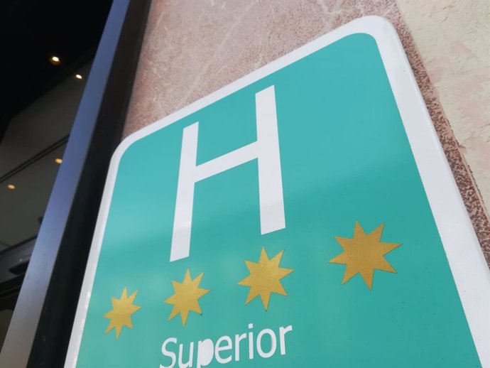 Distintivo acreditativo de un hotel de cuatro estrellas en Palma. Los hoteles deben exhibir esta placa en el exterior.