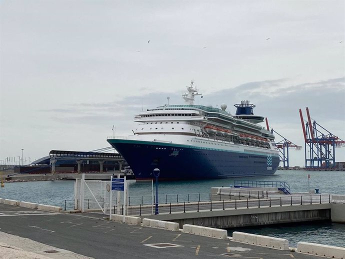 El crucero llega al puerto de Málaga para avituallamiento y repatriación de tripulantes con vuelo cerrado ante estado de alarma por el coronavirus