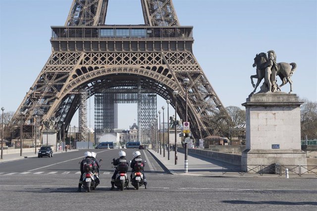 Despliegue policial junto a la Torre Eiffel