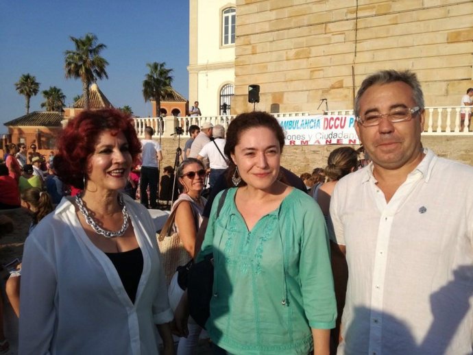 Inmaculada Nieto, junto a los concejales de IU en Chipiona, Isabel María Fernández y José Mellado, en una imagen de archivo