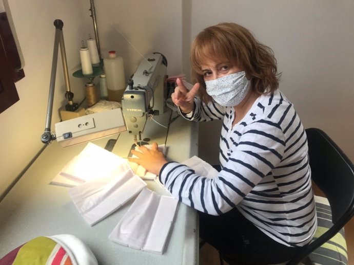 Las costureras de Pronovias Group cosen mascarillas para hospitales