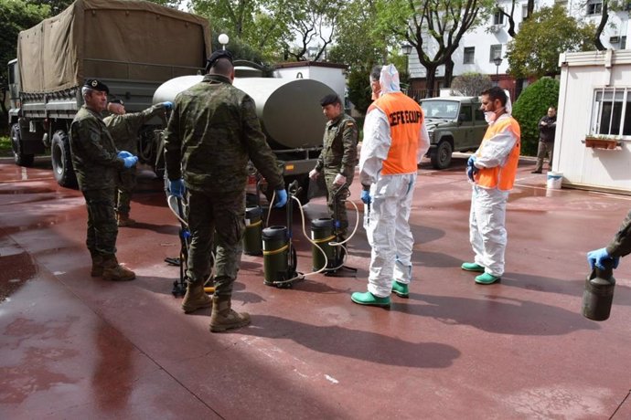 Efectivos de la BRI X realizando labores de desinfección preventiva para combatir el Covid-19, en una imagen de archivo.