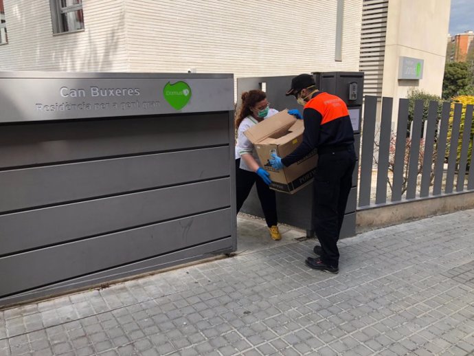 Protección Civil reparte material sanitario a residencias de L'Hospitalet de Llobregat
