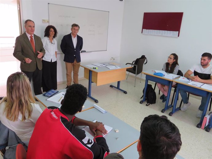Imagen de archivo de una visita del delegado de Empleo en Huelva, Antonio Augustín, a la Escuela de Hostelería de Islantilla.