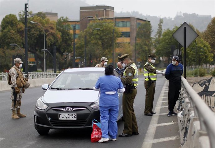 Controles de cumplimiento de la "cuarentena total" por el coronavirus en Chile