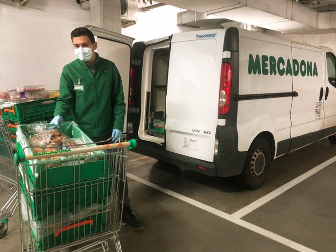 Economía.- Mercadona entrega productos de primera necesidad al hospital de campa