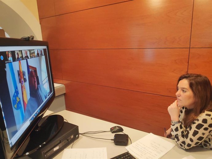 La alcaldesa, Inés Rey, asiste a una videoconferencia junto a otros regidores del área coruñesa