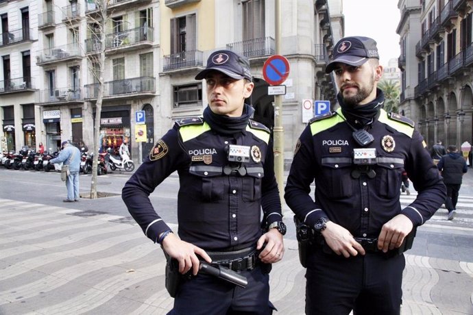 Agentes de la Guardia Urbana de Barcelona con cámaras de seguridad en el uniforme.