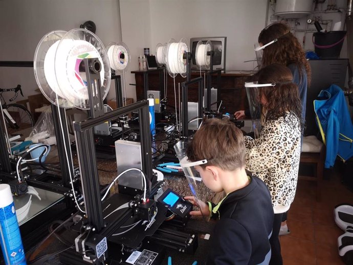 Fabrican viseras con sus impresoras 3D para sanitarios