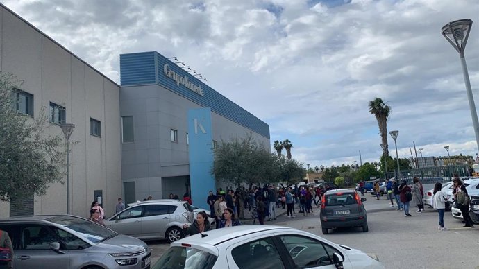 Desalojo de un centro de Konecta en Bollullos