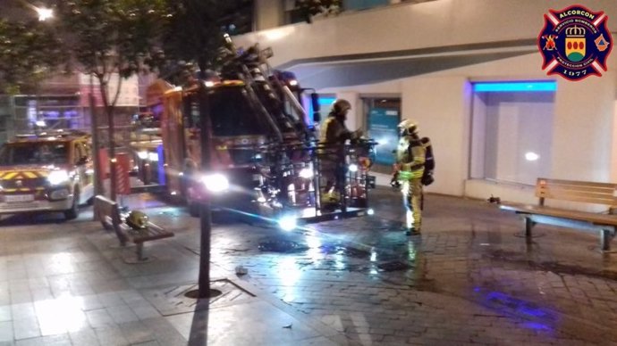Imagen de la intervención de bomberos en un incendio de Alcorcón.
