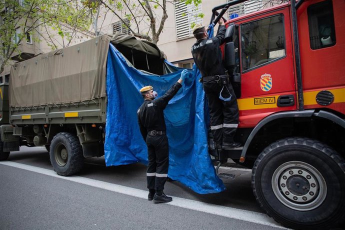 Efectivos de la UME antes de iniciar la desinfección de la residencia geriátrica Marvi Park Mallorca, una de las ocho en las que la Unidad Militar de Emergencias del Ejército realiza tareas de desinfección para prevenir el coronavirus durante este viern