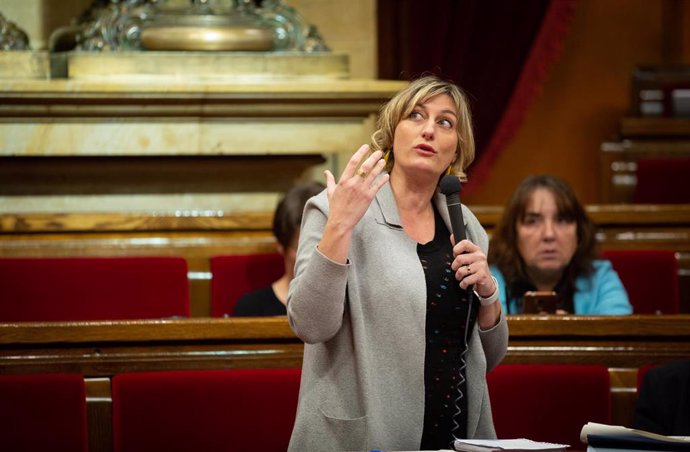La consellera de Salud Alba Vergés interviene desde su escaño durante una sesión plenaria en el Parlament de Catalunya
