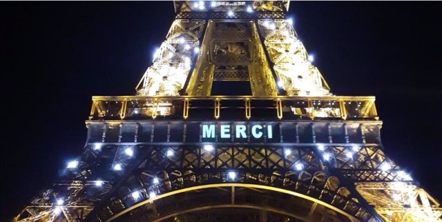 Imagen de la Torre Eiffel con un mensaje de agradecimiento a los trabajadores que luchan contra el coronavirus.